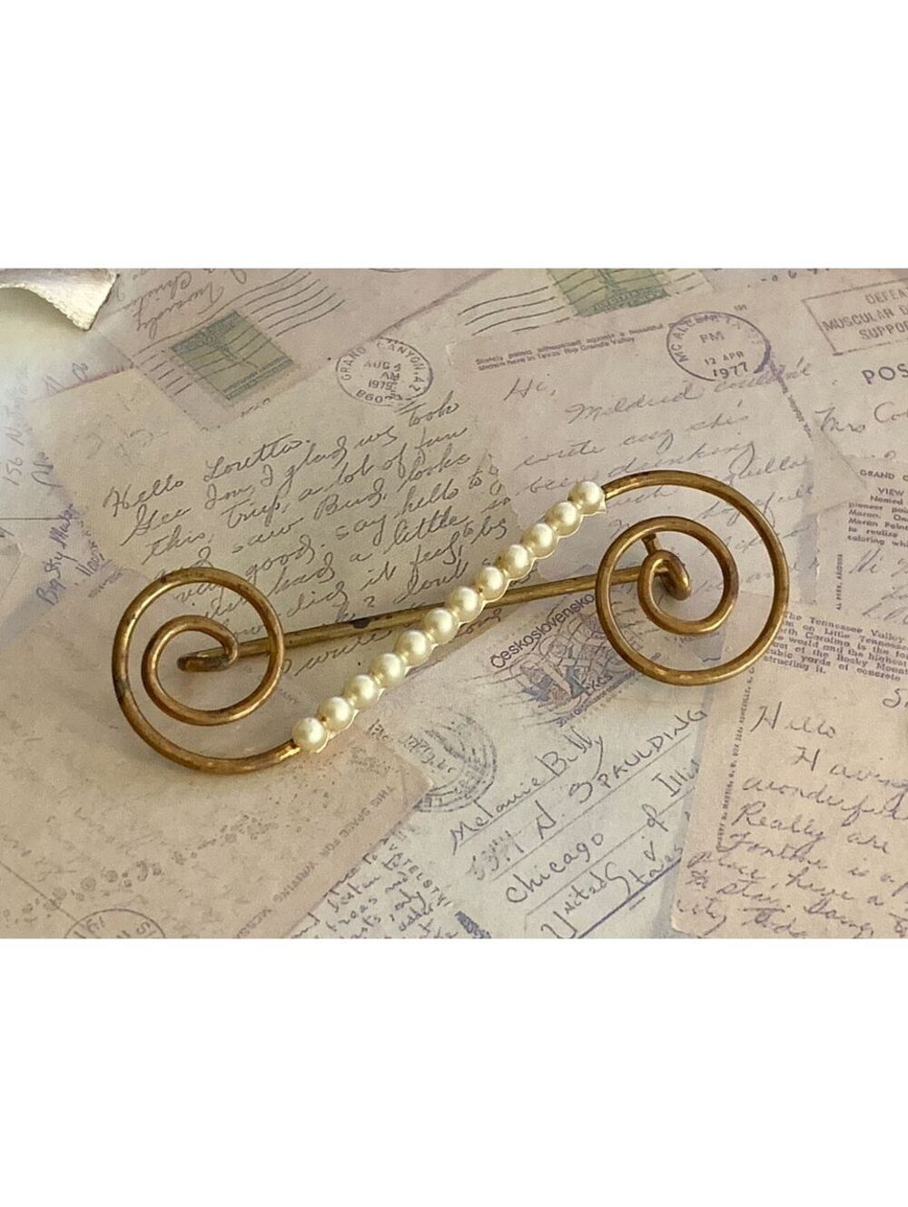 Vintage Elegant Gold Spiral Brooch with Classic Pearl Accent Pin